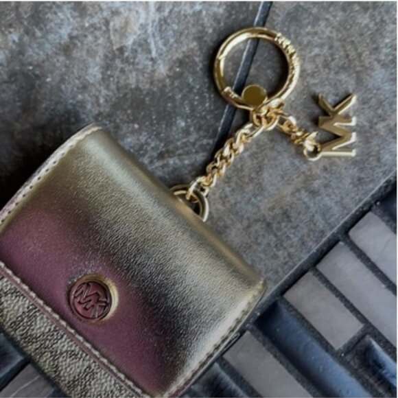 Michael Kors Jet Set Travel AirPod Case - Picture 7 of 16